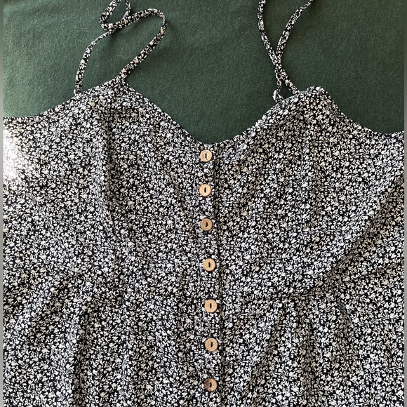 Size 2X, plus size button down flower pattern romper - Picture 3 of 3